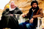 Alec Guinness and George Lucas on the Star Wars set in Tunisia